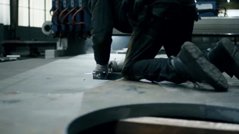 Worker Kneeling to Weld on a Large Steel Plate, Dark Industrial Hall, Wide Shot Vídeo Stock 341531078