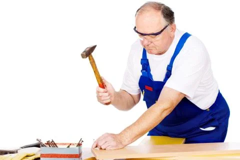 Worker knocking the nail in board Foto stock