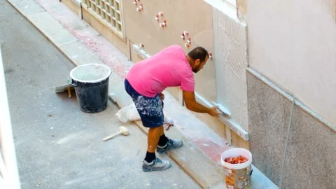 Worker labor building wall and UPVC groove line with plaster cement at house Vídeo Stock 125852709