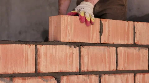 Worker laying ceramic brick on mortar during wall construction close up Vidéo 341987159