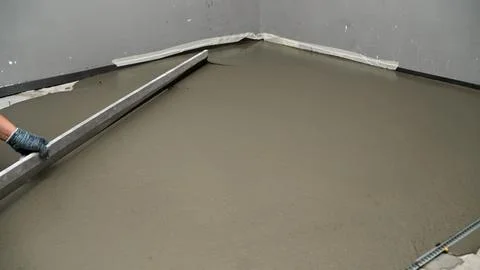 Worker Leveling Concrete Floor With Tool 스톡 사진