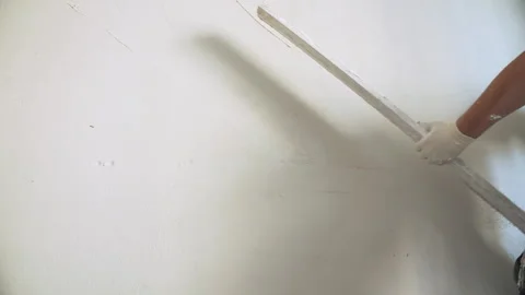 A worker levels the wall in the apartment with putty Video stock 285537724