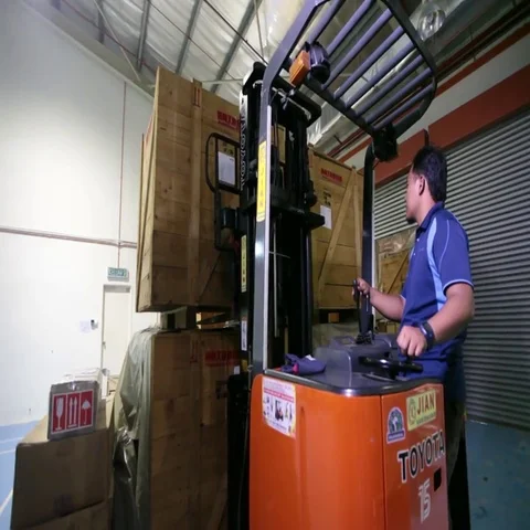 Worker lifting heavy box with the help of a machine Stock-Footage 69614486