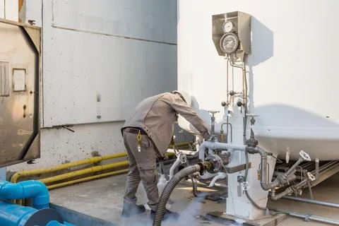 Worker loading liquid nitrogen with Nitrogen storage tank at new factory Fotos de archivo