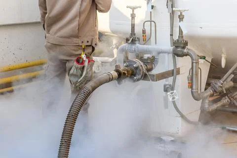 Worker loading liquid nitrogen with Nitrogen storage tank at new factory Fotos de archivo
