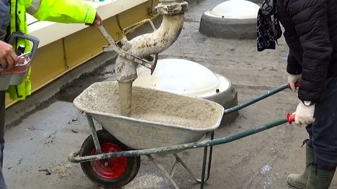Worker loading wheelbarrow concrete Vídeo Stock 84253886