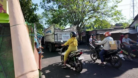 Worker loads cargo onto a truck Видео 345138824