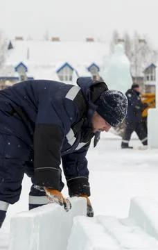 A worker loads ice blocks onto a sled Fotos Stock