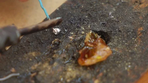 Worker lubricates the wire with tin in the workshop, slow motion 動画素材 95829884