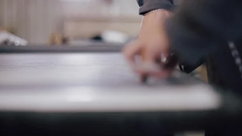 Worker makes a details for window. Vidéo 129367269