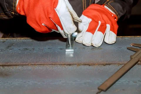 The worker makes a mark on a metal surface by means of Measuring square. Dril Foto stock