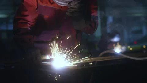 Worker makes metal welding in a dark room Video stock 162900731