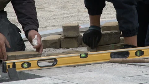 Worker making new sidewalk pavement with stone bricks. Video stock 130322420
