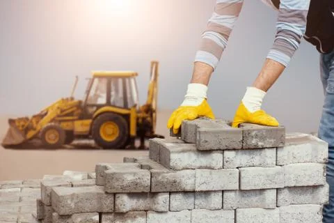 Worker making road with stone blocks Foto stock
