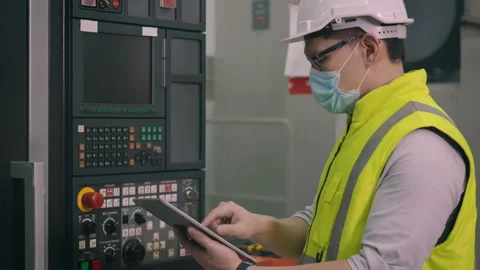 Worker man operating automated programming CNC milling control machine 库存影片 149584088