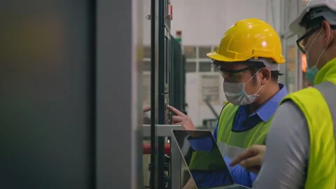 Worker man operating automated programming CNC milling control machine 库存影片 150079592