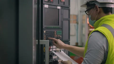 Worker man operating automated programming CNC milling control machine 库存影片 151057449