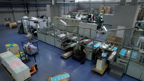 Worker manages material processing in cardboard factory FPV Vídeos de archivo 290523934