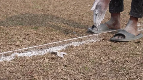 Worker Marking Cricket Field 库存影片 332579756