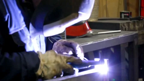 Worker with mask welding a piece Vídeo Stock 127440276