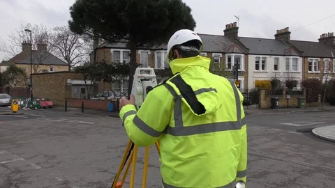 The worker measures the distance with a theodolite. Video stock 74291900