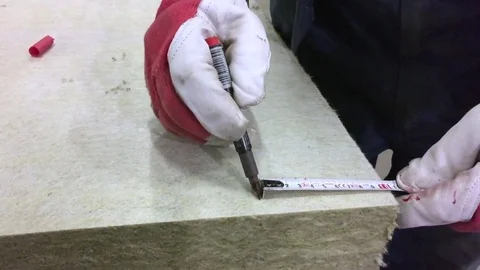 Worker Measuring And Cutting Mineral Wool Vidéo 71589332