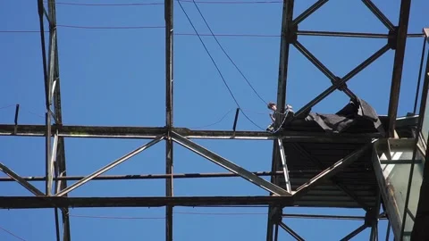 Worker on Metal Structure Against Clear Blue Sky Vídeos de archivo 339123204