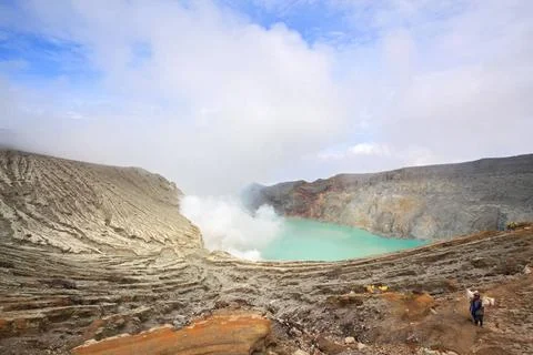 Worker mining Worker at Sulfur Mine at Khawa Ijen Volcano Crater Java Isla... Fotos de archivo