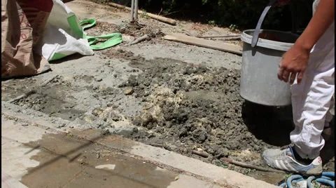 Worker mixing cement Vídeos de archivo 37246632