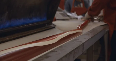 Worker Molds Candy Roll 스톡 동영상 105341265