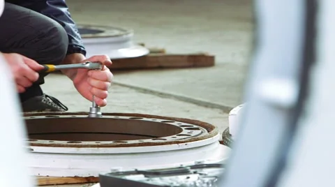 Worker mounting equipment close up 库存影片 62470468