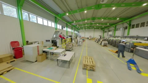 Worker moves empty pallet truck in paper factory FPV Vídeos de archivo 291337291
