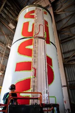 A worker with NASAs Exploration Ground Systems (EGS) finishes the first c.. Fotos de archivo