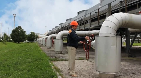 Worker Opening Valve 動画素材 8659452