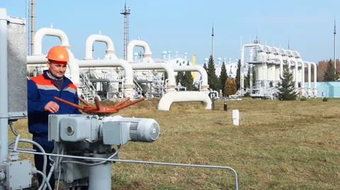 Worker Opens Recirculation Valve Vídeo Stock 48709858