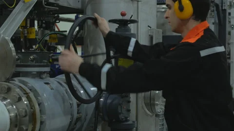 The worker opens the tap of the gas feed Video stock 85919562