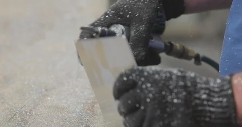 Worker operates a grinder. Grinding and processing of an aluminum part, first Vídeo Stock 336094699