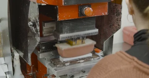 Worker operates Label Pad Printing machine Vidéo 73501186