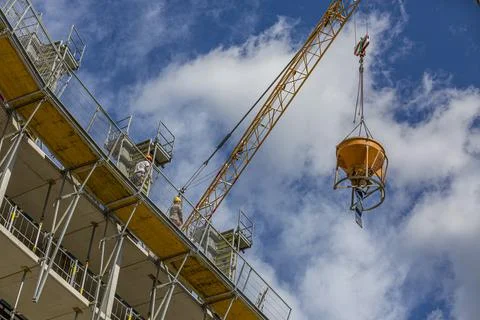 Worker operating a crane in a production facility. Stock-Fotos