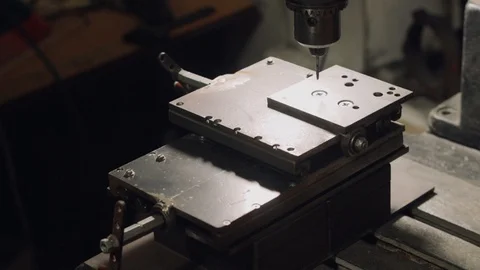 Worker is operating a soviet drill press machine Vidéo 106369002