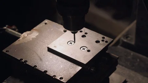 Worker is operating a soviet drill press machine Vidéo 106369012