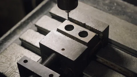 Worker is operating a soviet drill press machine Vidéo 106369017