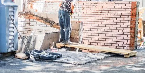 Worker or mason laying bricks. Bricklayer works at brick row. Brickwork on Foto stock