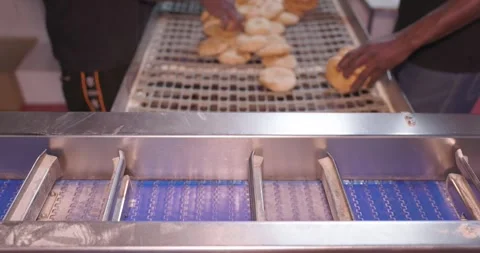 Worker packaging freshly baked pitas in plastic bag,  baking factory Vidéo 258761155