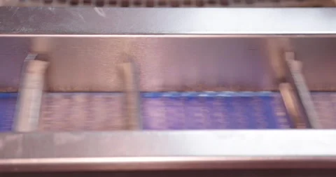 Worker packaging freshly baked pitas in plastic bag,  baking factory Vidéo 258761195