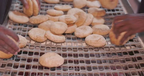 Worker packaging freshly baked pitas in plastic bag,  baking factory Vidéo 258761242