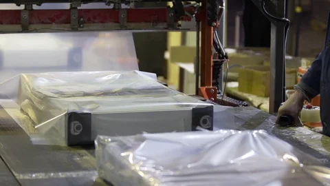 Worker Packaging of heating radiators in factory 스톡 동영상 95982941