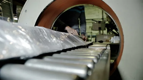 Worker packs in polyethylene some production 動画素材 65291243