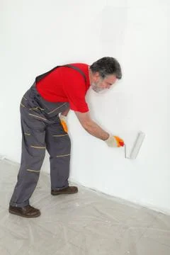 Worker paint wall in a room Stock-Fotos