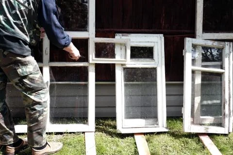 Worker Painting Windows 库存照片